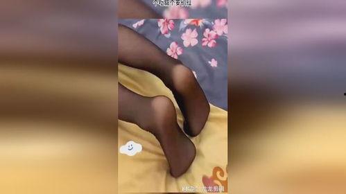 动漫女生挠脚心,动漫女生萌动瞬间